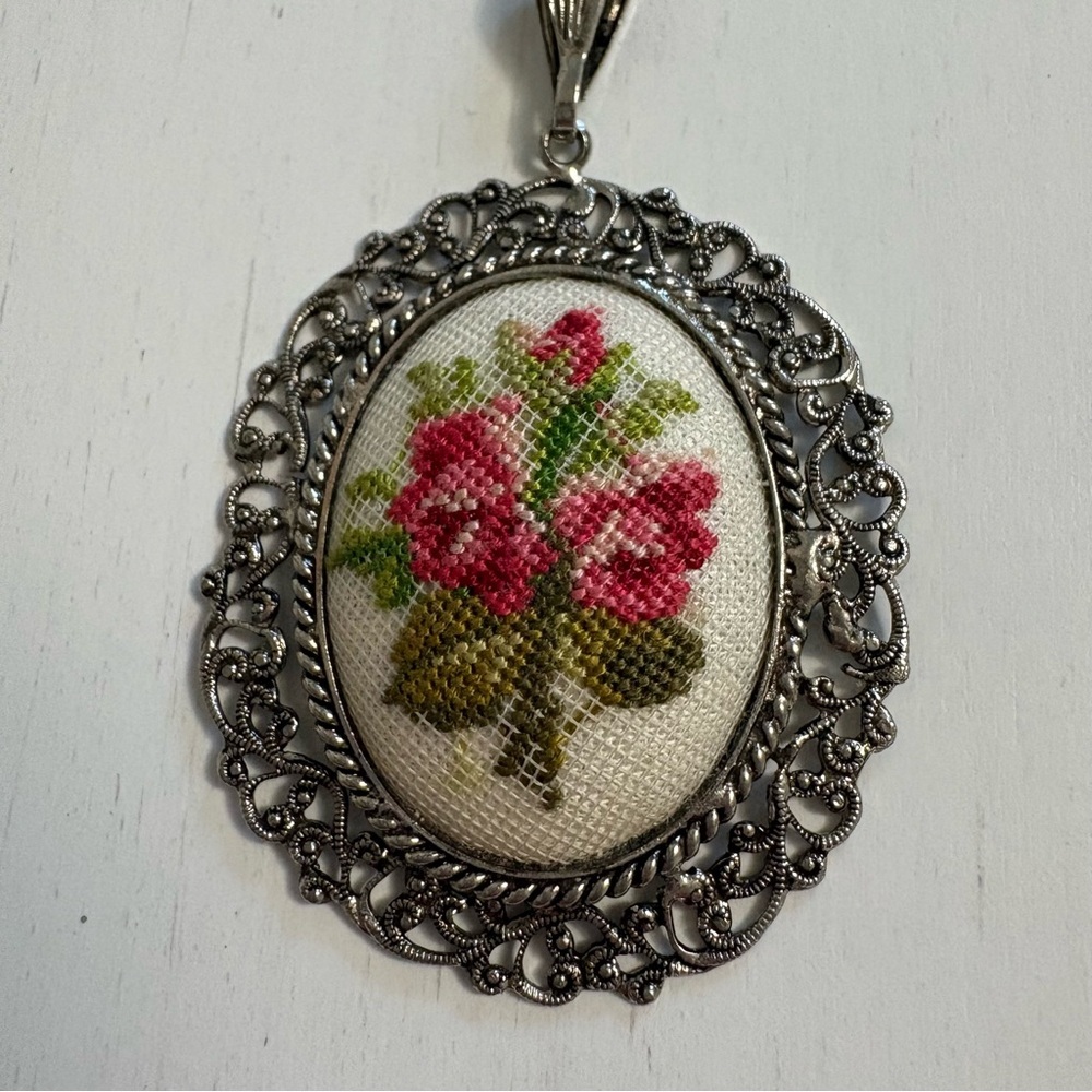 Vintage Floral Hand Embroidered Petit Point Oval Pendant Filigree Necklace - Picture 2 of 5